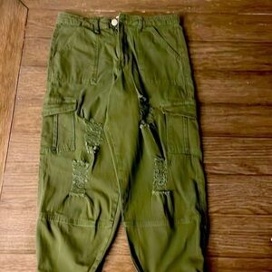 Refuge Cargo pants in a size large.